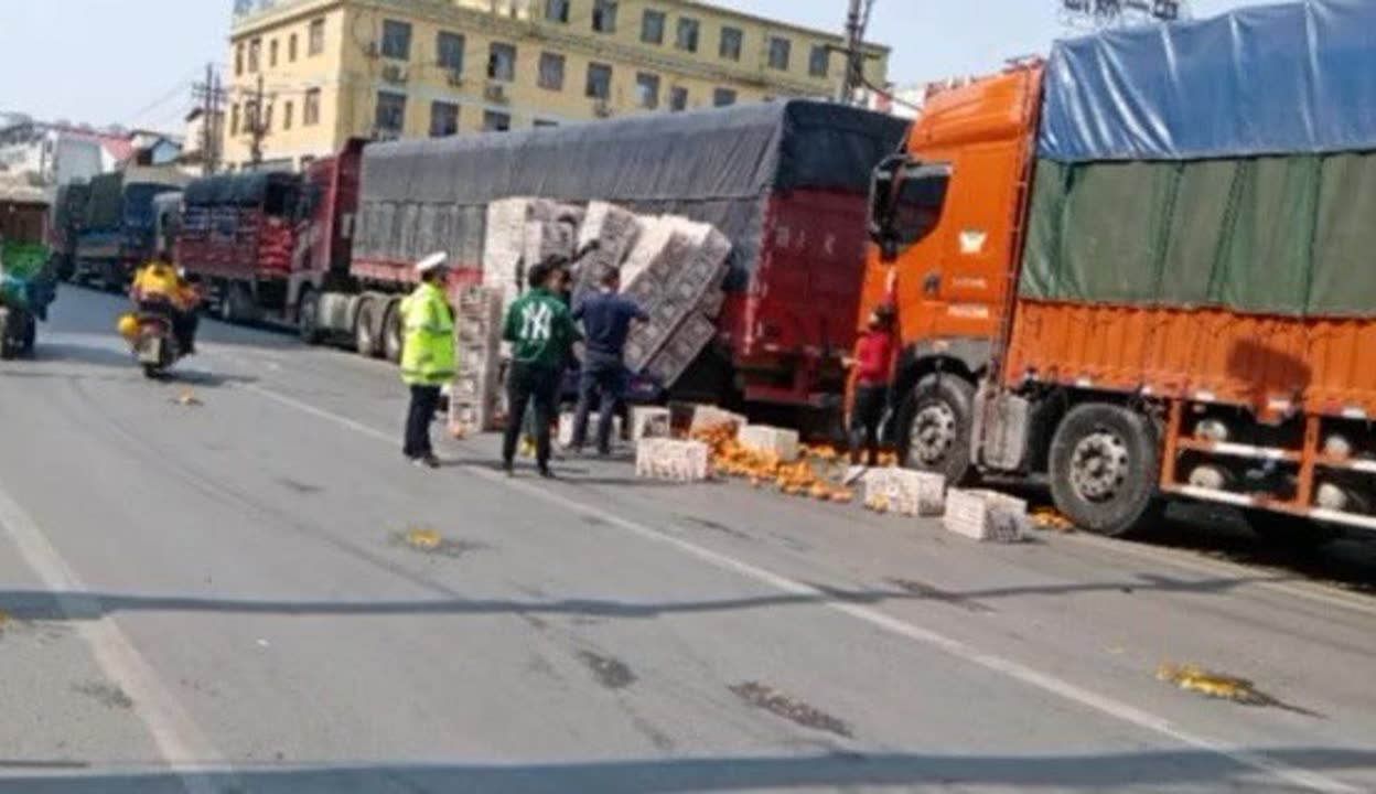 南昌深圳农产品批发市场2号门拥堵调查 货物运输困境与出路